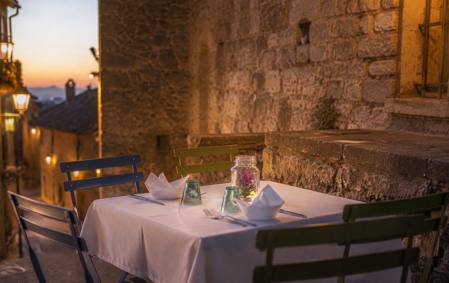 Il tavolino esterno al tramonto